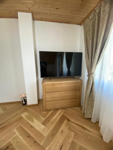 Importanţa fibrei lemnului de stejar în mobilier Ronex 2 Comoda lemn masiv Ronex